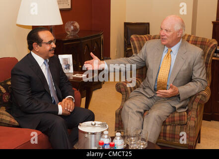 S.e. le général Cheikh Rashed Bin Abdulla Al Khalifa, Ministre de l'intérieur rencontre le sénateur Ben Cardin (D-MD), lors d'une visite officielle au Capitole à Washington DC, le mardi 17 juillet, 2012. Banque D'Images