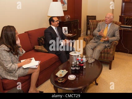 S.e. le général Cheikh Rashed Bin Abdulla Al Khalifa, Ministre de l'intérieur rencontre le sénateur Ben Cardin (D-MD), lors d'une visite officielle au Capitole à Washington DC, le mardi 17 juillet, 2012. Banque D'Images