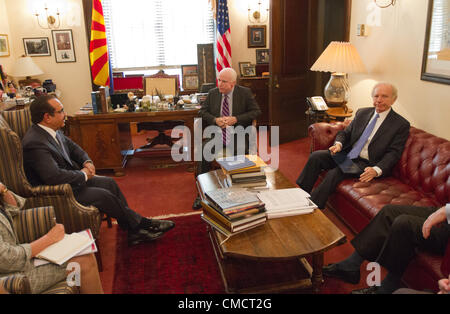 S.e. le général Cheikh Rashed Bin Abdulla Al Khalifa, Ministre de l'intérieur rencontre les Sen John McCain (R-AZ), centre, et Joe Lieberman (D-CT), droit, lors d'une visite officielle au Capitole à Washington DC, le mardi 17 juillet, 2012. Banque D'Images