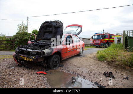 Appareil d'incendie et de sauvetage britannique - moteurs d'incendie - du service d'incendie et de sauvetage de Norfolk assister à un appel d'urgence pour un incendie de véhicule, une voiture en feu. Banque D'Images