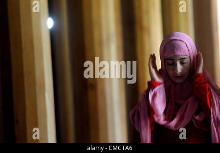 Le 20 juillet 2012 - Srinagar au Cachemire - femmes musulmanes prient à l'intérieur de la mosquée Jama Masjid pour marquer le début du Ramadan. (Crédit Image : © Altaf Zargar/ZUMAPRESS.com) Banque D'Images