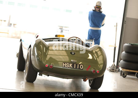 20 juillet 2012, Silverstone, UK une voiture classique dans le garage à Silverstone Classic 2012 Banque D'Images