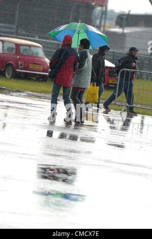 20 juillet 2012, Silverstone, UK La pluie tombe sur les spectateurs à Silverstone Classic 2012 Banque D'Images