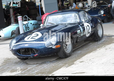 20 juillet 2012, Silverstone, UK Grahame Bull's Jaguar E-type obtenir nettoyé dans le paddock de Silverstone Classic 2012 Banque D'Images