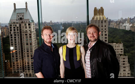 Acteurs australiens Richard Roxburgh (L) et Cate Blanchett sera la vedette dans le Sydney Theatre Companys' la production de la pièce de Tchekhov, Oncle Vania au Lincoln Center à New York. Ils sont en photo le 19 juillet 2012 à l'hôtel Méridien avec Cate Blanchetts » mari et co- directrice artistique de la compagnie Andrew Upton. Banque D'Images