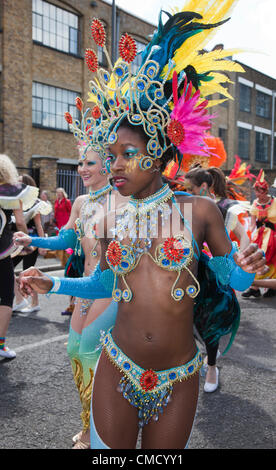 Hackney, Londres, Royaume-Uni. Samedi, 21 juillet 2012. Défilé du carnaval de rue Pitfield à Stoke Newington à celui d'Hackney Festival 2012. Le festival est une journée de corvées de activité, qui aura lieu le samedi, 21 juillet 2012 Bienvenue à la torche olympique sur la première journée à Londres. Les danseurs de samba de la London School of Samba Banque D'Images