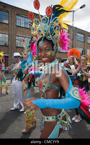 Hackney, Londres, Royaume-Uni. Samedi, 21 juillet 2012. Défilé du carnaval de rue Pitfield à Stoke Newington à celui d'Hackney Festival 2012. Le festival est une journée de corvées de activité, qui aura lieu le samedi, 21 juillet 2012 Bienvenue à la torche olympique sur la première journée à Londres. Les danseurs de samba de la London School of Samba Banque D'Images