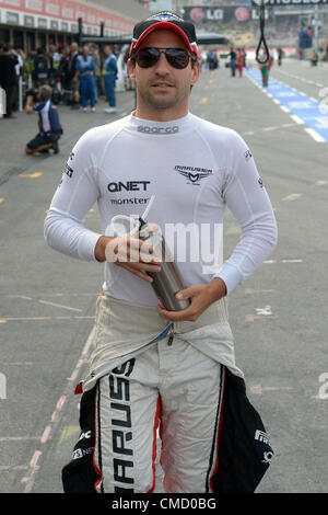 21.07.2012. Hoceknheim, Allemagne. Pilote de Formule 1 Allemand Timo Glock Marussia de marche le long de la voie des stands au cours de la troisième session d'essais au champ de courses d'Hockenheim à Hockenheim, Allemagne, 21 juillet 2012. Le Grand Prix de Formule 1 d'Allemagne aura lieu le 22 juillet 2012. Banque D'Images