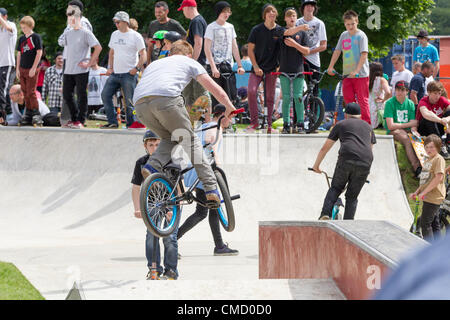 Northampton UK. Radlands Plaza New £250,000 Skatepark au milieu de la prairie a été officiellement ouverte ce matin samedi 21 juillet 2012. BMXers à roulettes, de patins, de patin et de scooters stunt riders appréciant les parc libre cet après-midi par beau temps. Banque D'Images