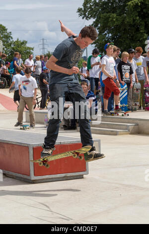 Northampton UK. Radlands Plaza New £250,000 Skatepark au milieu de la prairie a été officiellement ouverte ce matin samedi 21 juillet 2012. BMXers à roulettes, de patins, de patin et de scooters stunt riders appréciant les parc libre cet après-midi par beau temps. Banque D'Images