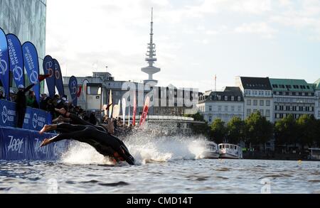 21.07.2012. Hambourg, Allemagne. Les participants de la Men's Dextro Energy triathlon ITU World Championship plonger dans le lac Inner Alster au début du triathlon à Hambourg, Allemagne, 21 juillet 2012. Banque D'Images