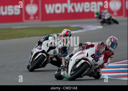 21.07.2012. Brno, République tchèque. riders 65 Jonathan Rea World Superbike Honda 91 TeamHonda Leon Haslam BMW Motorrad Motorsport BMW S1000 RR Brno Racetrack, Brno République tchèque. Le neuvième SBK tour de la qualification du Championnat du Monde FIM Superbike. Banque D'Images