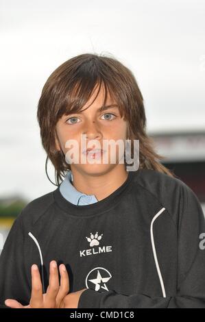 Zak Gilsenan, 9, de Castleknock, Dublin, était un spectateur intéressé au lait de football coupe du tournoi entre fr Armagh et Tottenham Hotspur et fr Armagh et KSCA Moscou à Shamrock Park, Portadown, Co.Armagh, N.L'Irlande. Zak a récemment été signé à l'académie de Barcelone FCB Escola 21/07/2012 CREDIT : LiamMcArdle.com Banque D'Images