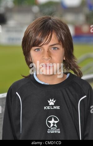 Zak Gilsenan, 9, de Castleknock, Dublin, était un spectateur intéressé au lait de football coupe du tournoi entre fr Armagh et Tottenham Hotspur et fr Armagh et KSCA Moscou à Shamrock Park, Portadown, Co.Armagh, N.L'Irlande. Zak a récemment été signé à l'académie de Barcelone FCB Escola 21/07/2012 CREDIT : LiamMcArdle.com Banque D'Images