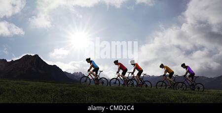 08.11.2011. L'Allemagne. Parution de modèle photo cyclistes dans le soleil couchant. Banque D'Images