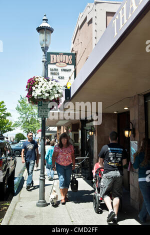 Beau samedi après-midi paisible à l'extérieur salle de cinéma durant le weekend d'ouverture montrant de sombre nuit s'élève à Edmonds, Washington USA. En même temps Edmonds drapeaux sont mis en berne à la mémoire des victimes de la précédente journée de prise à minuit projection du film à Aurora au Colorado Banque D'Images