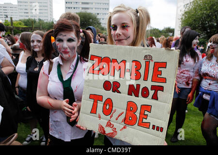 Les participants à la Zombie Walk 2012 à Birmingham au Royaume-Uni. La collecte de fonds pour l'Hôpital pour enfants de Birmingham. Cet événement annuel attire toujours un grand nombre de zombies qui marchent tout autour du centre-ville d'effrayer les acheteurs perplexes comme ils vont. Credit : Birmingham / Alamy Images Live News Banque D'Images