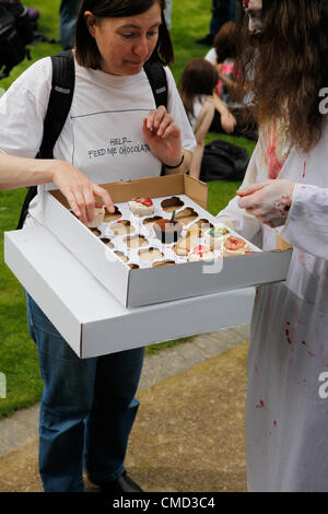 Les participants à la Zombie Walk 2012 à Birmingham au Royaume-Uni. La collecte de fonds pour l'Hôpital pour enfants de Birmingham. Cet événement annuel attire toujours un grand nombre de zombies qui marchent tout autour du centre-ville d'effrayer les acheteurs perplexes comme ils vont. Credit : Birmingham / Alamy Images Live News Banque D'Images