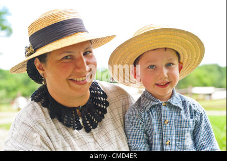 Old Bethpage, New York, USA - 21 juillet 2012 : MICHELE WALKER de Coram et son fils ROBERT WALKER, 4, porter des vêtements de guerre civile américaine tout en représentant les membres de la famille l'ère de l'Union de soldats au Camp Scott la re-création, à l'ancienne Bethpage Village Restauration, pour commémorer le 150e anniversaire de la guerre civile américaine, le samedi 21 juillet, 2012. Banque D'Images