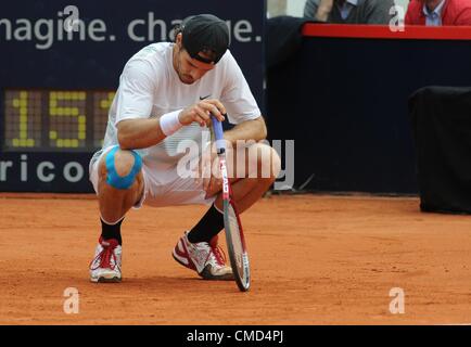 22.07.2012. Hambourg, Allemagne. Le joueur de tennis allemand Tommy Haas s'accroupit au cours de la finale de l'ATP World Tour 500 tournoi contre Monaco de l'Argentine à Rothenbaum à Hambourg, Allemagne, 22 juillet 2012. Monaco a remporté le match. Banque D'Images