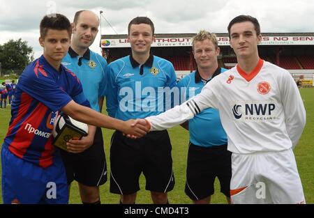 Captains Egor Lelyukhin et Andrew Hoey avec des fonctionnaires County Armagh 2 tasse lait 2 Moscou KSCA Tournoi Junior, Shamrock Park, Portadown, N.Ireland 21/07/2012 CREDIT : LiamMcArdle.com Banque D'Images