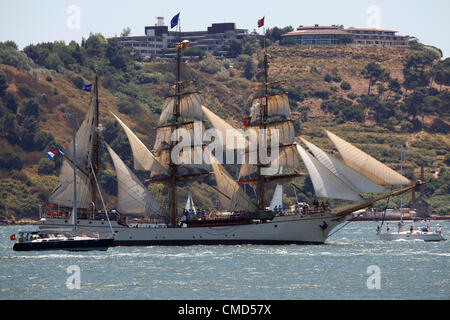 Le Europa grand navire sur le fleuve Tage comme il quitte Lisbonne, Portugal. C'est l'un des bateaux participant à la course des grands voiliers 2012 Lisbonne au départ de l'étape suivante de la course, à Cadix en Espagne. Crédit : Stuart Forster / Alamy Live News Banque D'Images