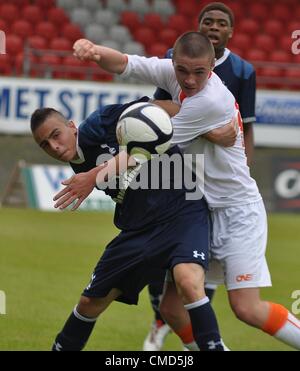 Fr l'Armagh Sean Mallon et Spur's Cy Goddard bataille pour la balle County Armagh 1 Tottenham Hotspur 1 tasse lait Premier tournoi, Shamrock Park, Portadown, N.Ireland 21/07/2012 CREDIT : LiamMcArdle.com Banque D'Images