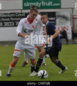 Fr l'Armagh Sean Mallon l'emporte sur Tottenham Hotpsur Cy'Goddard County Armagh 1 Tottenham Hotspur 1 tasse lait Premier tournoi, Shamrock Park, Portadown, N.Ireland 21/07/2012 CREDIT : LiamMcArdle.com Banque D'Images