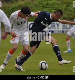 Fr l'Armagh et Tottenham Hotpsur Dane Jordan's Cy Goddard s'affrontent pour la balle. County Armagh 1 Tottenham Hotspur 1 tasse lait Premier tournoi, Shamrock Park, Portadown, N.Ireland 21/07/2012 CREDIT : LiamMcArdle.com Banque D'Images