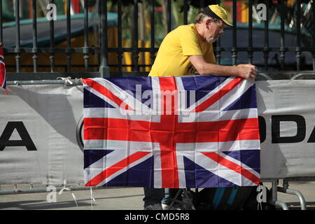 Tour de France 2012, étape 20. Rambouillet à Paris. 22 juillet 2012. Un fan britannique de l'Union, à ses liens avec les garde-corps prêt pour les coureurs de passer par Banque D'Images