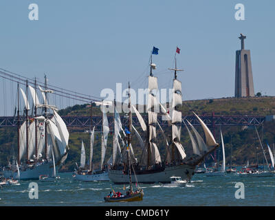 Tall Ship race 2012 au départ de la ville de Lisbonne, Portugal. Les navires naviguent le long du Tage le 22 juillet 2012 lorsqu'au départ de Lisbonne pour la 2ème étape de la course qui va les mener à Cadix en Espagne. Banque D'Images