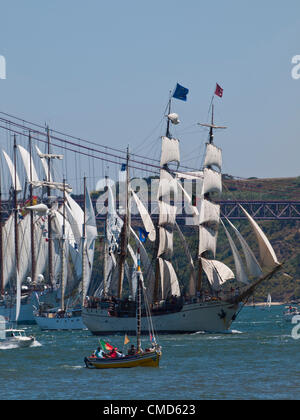 Tall Ship race 2012 au départ de la ville de Lisbonne, Portugal. Les navires naviguent le long du Tage le 22 juillet 2012 lorsqu'au départ de Lisbonne pour la 2ème étape de la course qui va les mener à Cadix en Espagne. Banque D'Images