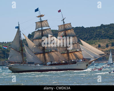 Tall Ship race 2012 au départ de la ville de Lisbonne, Portugal. Les navires naviguent le long du Tage le 22 juillet 2012 lorsqu'au départ de Lisbonne pour la 2ème étape de la course qui va les mener à Cadix en Espagne. Banque D'Images