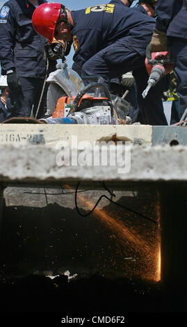 Avril 14, 2010 - Los Angeles, États-Unis - (010414) -- LOS ANGELES, le 14 avril 2010 (Xinhua) -- Les pompiers prennent part à un tremblement de forage d'urgence à Los Angeles, aux États-Unis, le 13 avril 2010. 16 pompiers ont participé à l'exercice de mardi. .(Xinhua/Zhao Hanrong) (Crédit Image : © Xinhua/ZUMApress.com) Banque D'Images