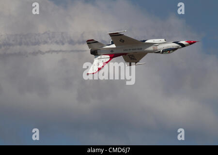 F-16C inversé Fighting Falcon, USAF Thunderbirds e Escadron de démonstration aérienne, Joint Base Lewis-McChord Air Expo, champ McChord, Tacoma, Washington, le 21 juillet 2012 Banque D'Images