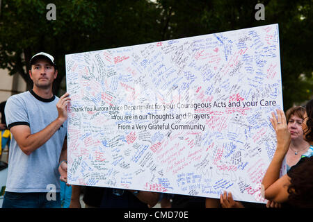 Aurora, CO - pleureuses se rassemblent à l'édifice municipal de Aurora pour célébrer la vie des personnes tuées à l'Aurora siècle Théâtre 16 le 22 juillet 2012. USA. Banque D'Images
