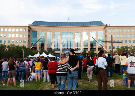 Aurora, CO - pleureuses se rassemblent à l'édifice municipal de Aurora pour célébrer la vie des personnes tuées à l'Aurora siècle Théâtre 16 le 22 juillet 2012. USA. Banque D'Images