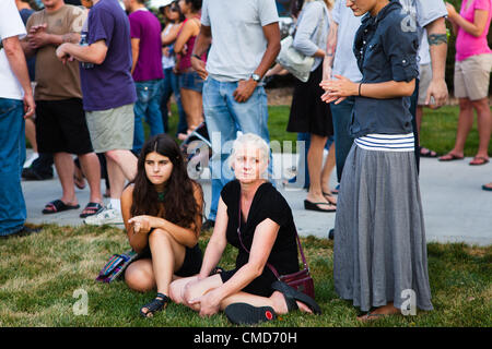Aurora, CO - pleureuses se rassemblent à l'édifice municipal de Aurora pour célébrer la vie des personnes tuées à l'Aurora siècle Théâtre 16 le 22 juillet 2012. USA. Banque D'Images