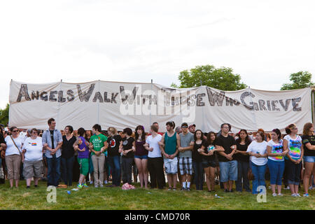 Aurora, CO - pleureuses se rassemblent à l'édifice municipal de Aurora pour célébrer la vie des personnes tuées à l'Aurora siècle Théâtre 16 le 22 juillet 2012. USA. Banque D'Images