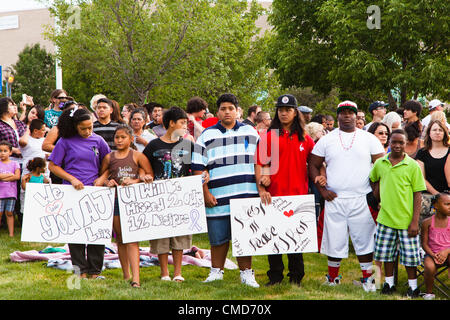 Aurora, CO - Les Amis de AJ Boik se réunissent pour pleurer sa mort, à l'édifice municipal Aurora au cours d'une vigile le 22 juillet 2012. En deuil se sont réunis pour célébrer la vie des personnes tuées à l'Aurora siècle Théâtre 16 le 20 juillet 2012 aux USA. Banque D'Images