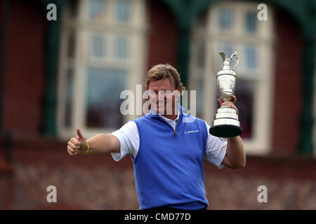 Ernie Els (RSA), le 22 juillet 2012 - Golf : Ernie Els de l'Afrique du Sud célèbre avec le trophée Claret Jug après avoir remporté la finale du 141e British Open Championship au Royal Lytham & St Annes Golf Club à Lytham St Annes, Lancashire, Angleterre. (Photo de Koji Aoki/AFLO SPORT) Banque D'Images