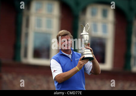 Ernie Els (RSA), le 22 juillet 2012 - Golf : Ernie Els de l'Afrique du Sud célèbre avec le trophée Claret Jug après avoir remporté la finale du 141e British Open Championship au Royal Lytham & St Annes Golf Club à Lytham St Annes, Lancashire, Angleterre. (Photo de Koji Aoki/AFLO SPORT) Banque D'Images