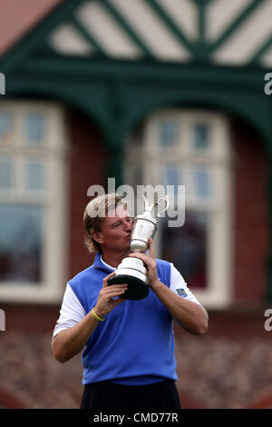 Ernie Els (RSA), le 22 juillet 2012 - Golf : Ernie Els de l'Afrique du Sud célèbre avec le trophée Claret Jug après avoir remporté la finale du 141e British Open Championship au Royal Lytham & St Annes Golf Club à Lytham St Annes, Lancashire, Angleterre. (Photo de Koji Aoki/AFLO SPORT) Banque D'Images