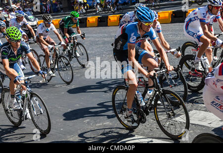 Paris, France, le 22 juillet 2012 : le peloton circonscription lors de la dernière étape du Tour de France 2012 sur l'Avenue des Champs Elysées à Paris. Banque D'Images