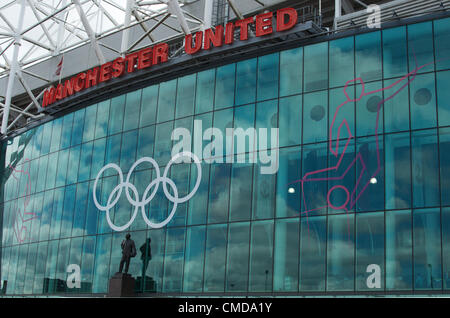 La masse du Manchester United, Old Trafford, a l'anneaux olympiques de Londres au-dessus de la statue de Sir Matt Busby, ex-manager, dans la préparation de ses premiers matches le 25/07/2012 entre l'Inited Arabes Unis et l'Uruguay, suivie par la Grande-Bretagne contre le Sénégal. Banque D'Images