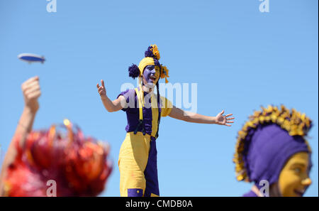 Londres, Angleterre : Lundi 23 juillet 2012, un spectacle sur échasses lors de la cérémonie de lever du drapeau au village olympique. Photo par Roger Sedres/ImageSA Banque D'Images