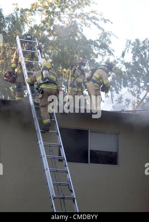 21 juillet 2012 - Modesto, CA, USA - un appartement en feu sur Robertson Rd à Modesto CA détruit plusieurs appartements 21 juillet 2012. (Crédit Image : © Marty Bicek/ZUMAPRESS.com) Banque D'Images