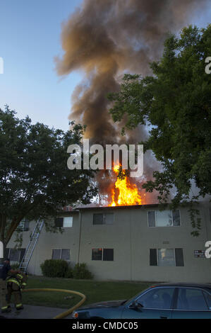 21 juillet 2012 - Modesto, CA, USA - un appartement en feu sur Robertson Rd à Modesto CA détruit plusieurs appartements 21 juillet 2012. (Crédit Image : © Marty Bicek/ZUMAPRESS.com) Banque D'Images