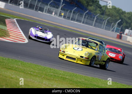 22 juillet 2012, Silverstone, Angleterre. Mark Bates Porsche 911 RSR au cours de la voiture de sport du Monde Masters course à Silverstone Classic 2012 Banque D'Images