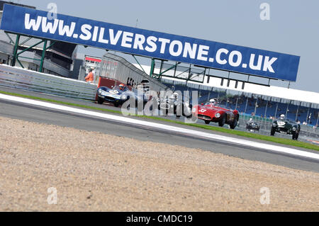 22 juillet 2012, Silverstone, Angleterre. Trois voitures bataille pour la poste pendant le Woodcote Trophy pour le pré '56 voitures de course à Silverstone Classic 2012 Banque D'Images